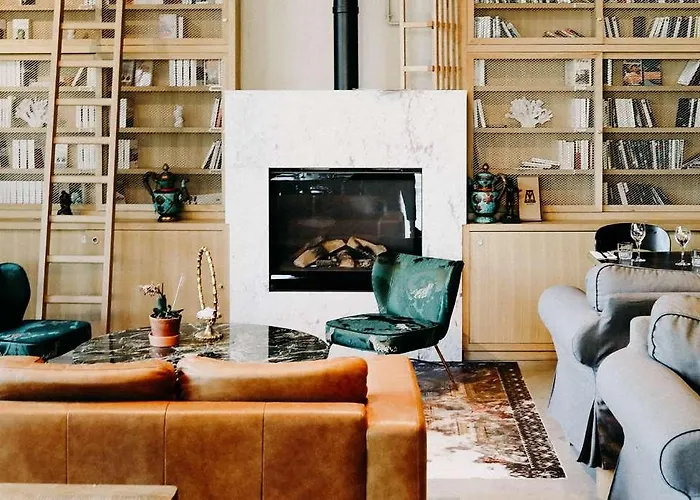 Mob Confluence Hotel